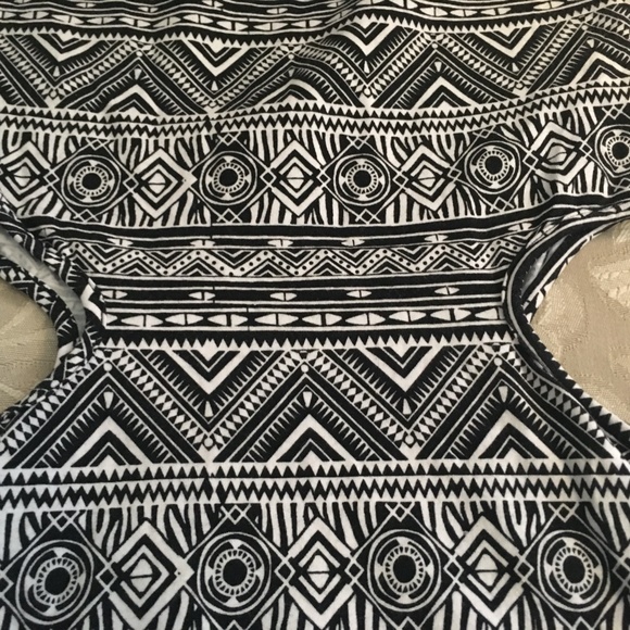 Forever 21 Mini Dress Black & White - Geometrical Design - Side Cut Out -Size M - Picture 6 of 6